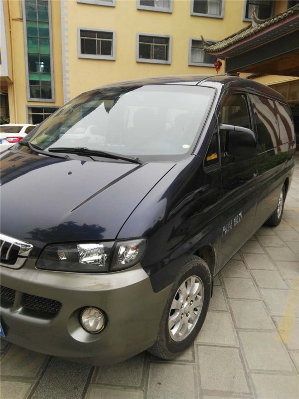 7-Seat Van-01