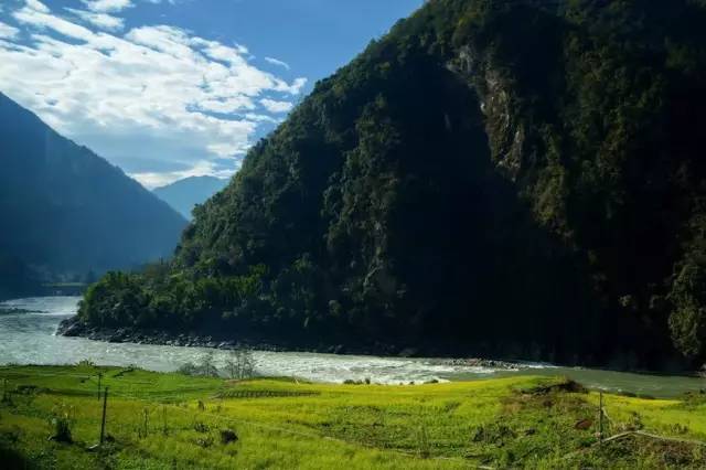 这条连接澜沧江与怒江之间的彩带公路,是世界遗产—三江并流处最美