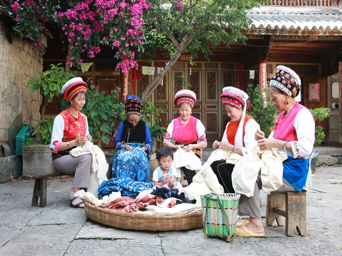Tie-dyeing Family Workshop and Tie-dyeing Class in Zhoucheng Village, Dali