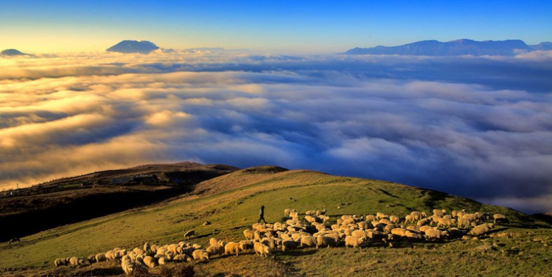 The Cloud Sea of Manan Mountain in Yongshan County, Zhaotong