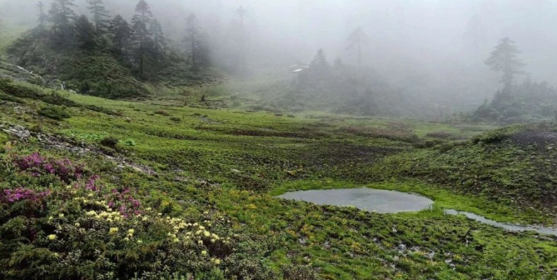 Jiuhu Yishan Scenic Area (Nanjiluo) in Weixi County, Diqing
