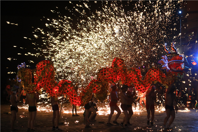 Molten iron fireworks in Yiliang County, Zhaotong