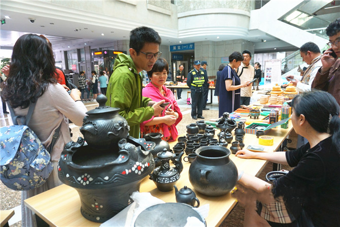 A photography exhibition on Diqing intangible cultural heritages in Kunming of Yunnan