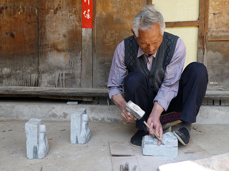 Duan Zhenran – Inheritor of Inkstone-carving Craft in Eryuan County, Dali 