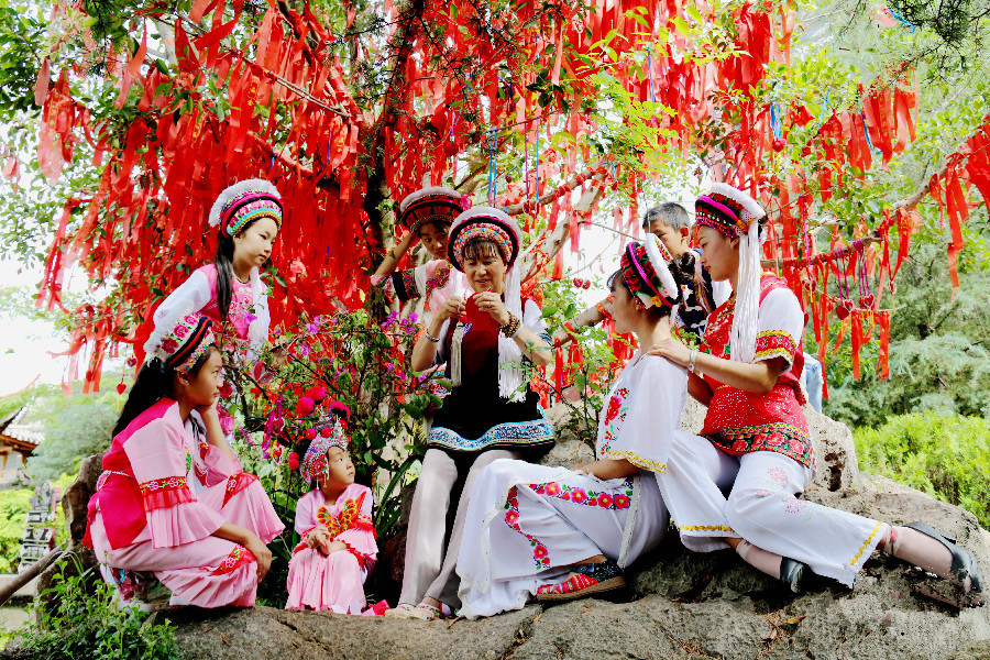 Yang Huiying – Inheritor of Folk Paper-cut Artistry in Haidong Town, Dali