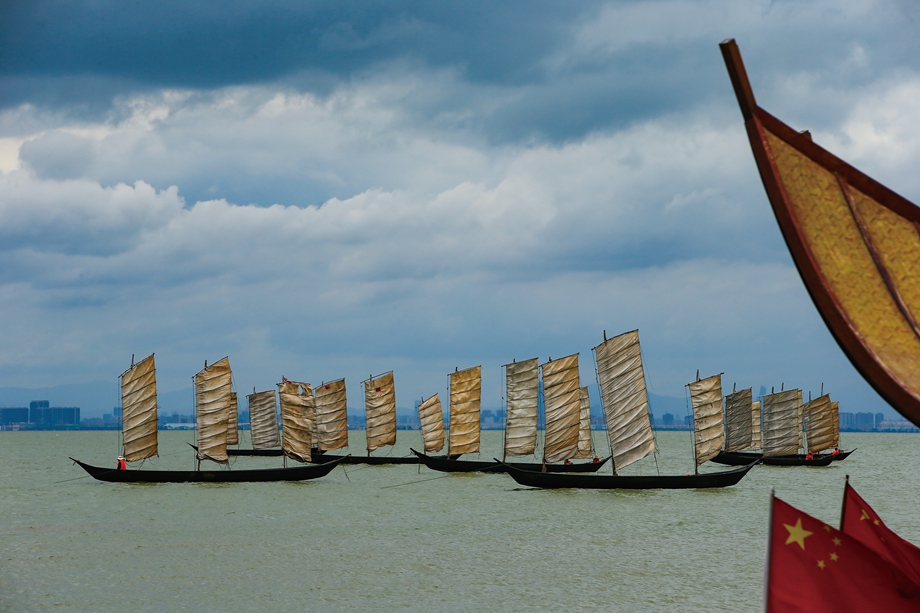 A spectacular scene of thousands of sails being launched at the Ancient Dain Town scenic area