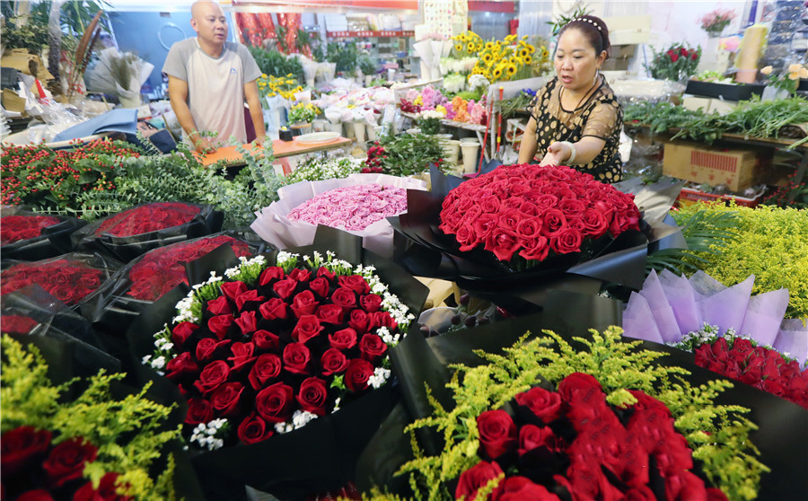 Roses at the Chajie Flower Market in central Kunming, Yunnan province