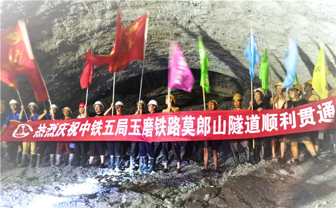High-geothermal tunnel on China-Laos railway holes through