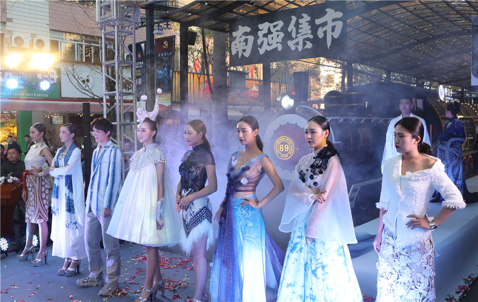 Fashion show at the opening of the Kunming Nanqiang night market