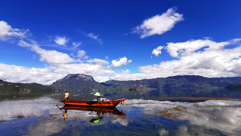 The crystal-clear Lugu Lake in lijiang