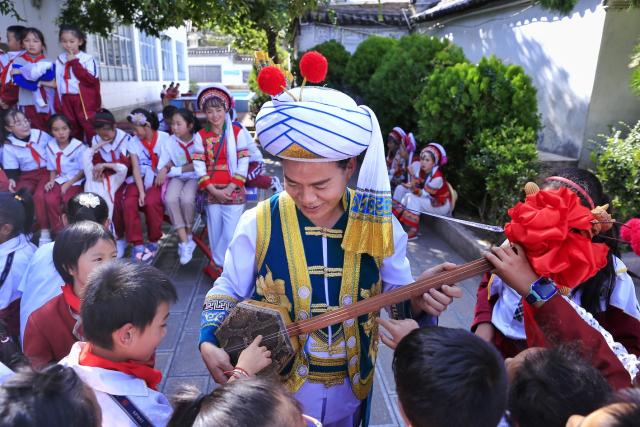 Xizhou: Father and son revive Bai ethnic Daben ballad