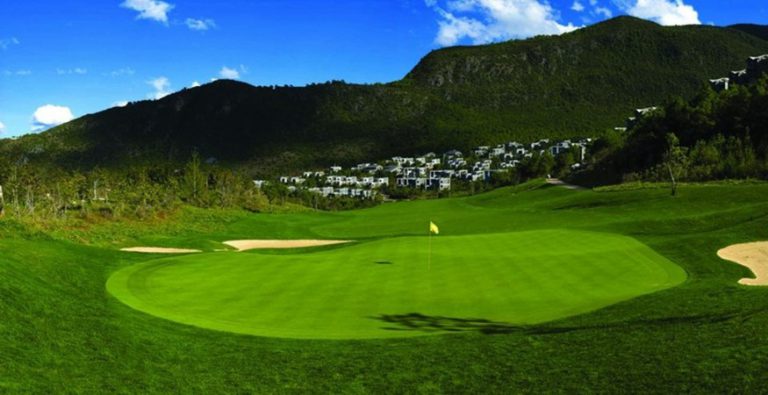 Lijiang Ancient Town Lakefront Golf Club