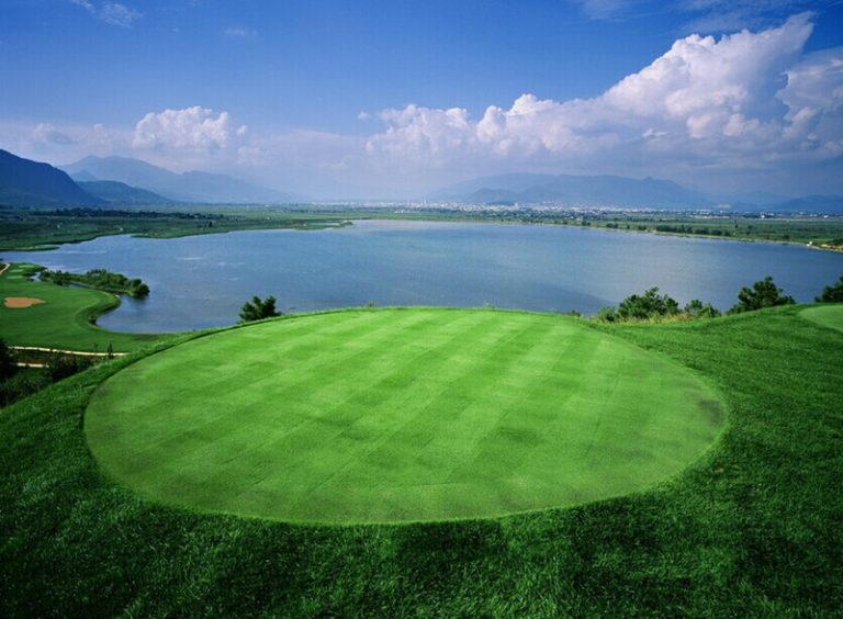 Lijiang Ancient Town Lakefront Golf Club