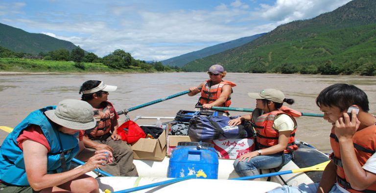 The First Bend of Yangtze River Rafting Tour in Lijiang